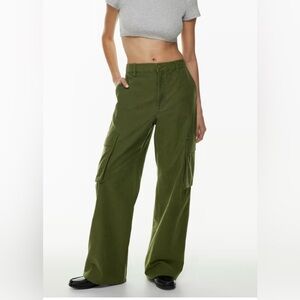 Aritzia TNA High-Waisted Khaki Green Cargo Pants – Size 6